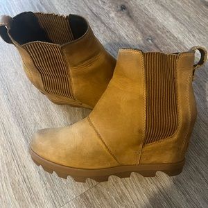 Joan of Arctic Wedge Boot - size 6
